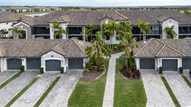 Building Photo - Like new 2BR, 2BA garage condo-Lakewood National