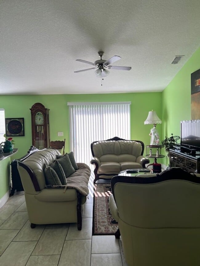 Building Photo - 197 Maple Dr