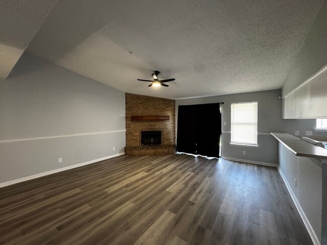 Building Photo - Great 3 bedroom! Move in special of $995!