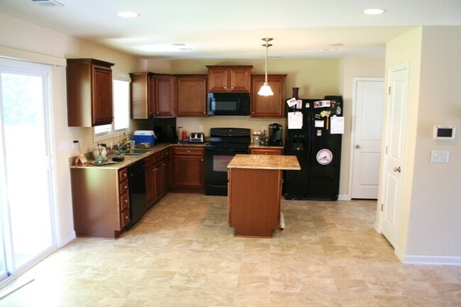 Building Photo - 4 bedroom cul de sac lot