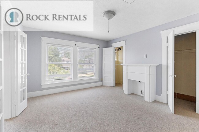 Building Photo - Large Updated Three Bed Two Bath with Patio
