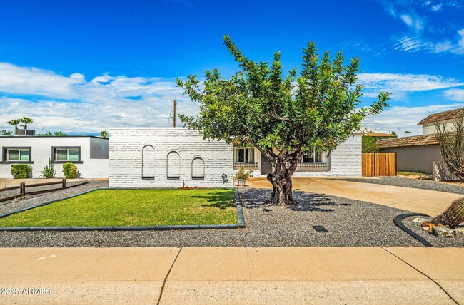 Building Photo - 8326 E Crestwood Way