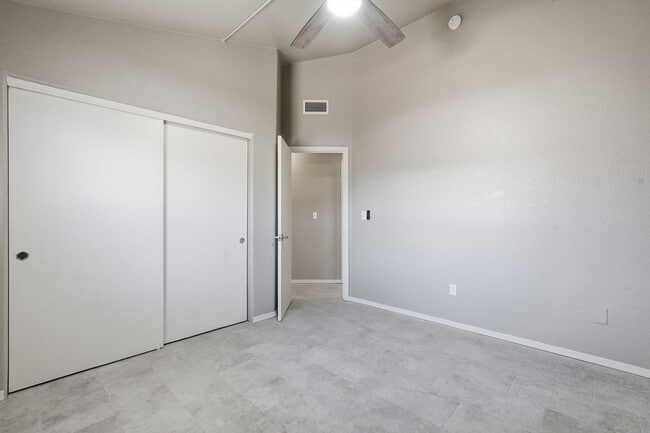 Building Photo - 811 E Caddie St