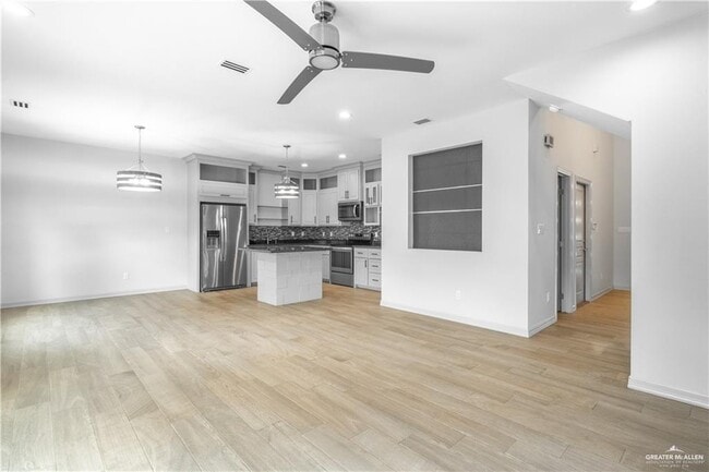 Building Photo - 13 Sunset Dr