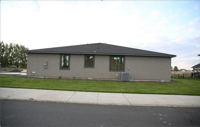 Building Photo - Modern Duplex for Rent