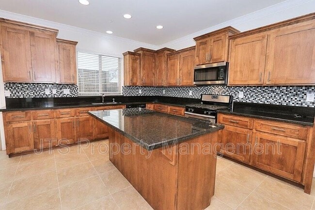 Building Photo - 9200 Rioja St