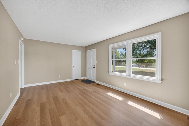 Building Photo - 3 bedroom, 2 bathroom House in Eden!