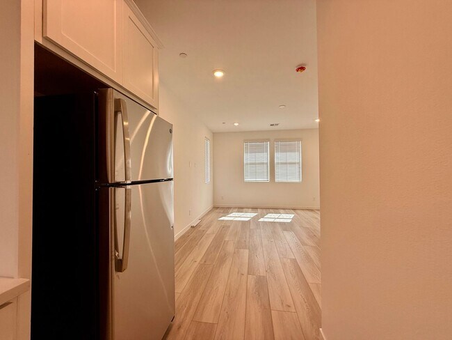 Building Photo - 4 BED 3.5 BATH 2 CAR GARAGE HOME w/ LOFT, ...