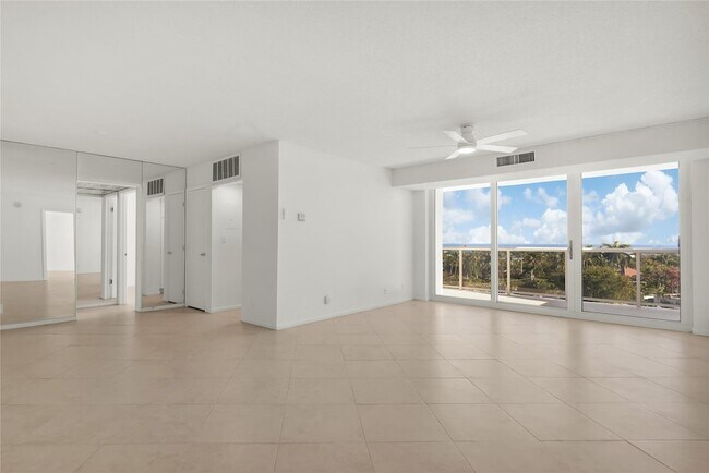 Building Photo - 2715 N Ocean Blvd