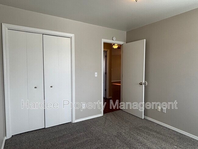 Building Photo - 1362 Pineridge Dr E