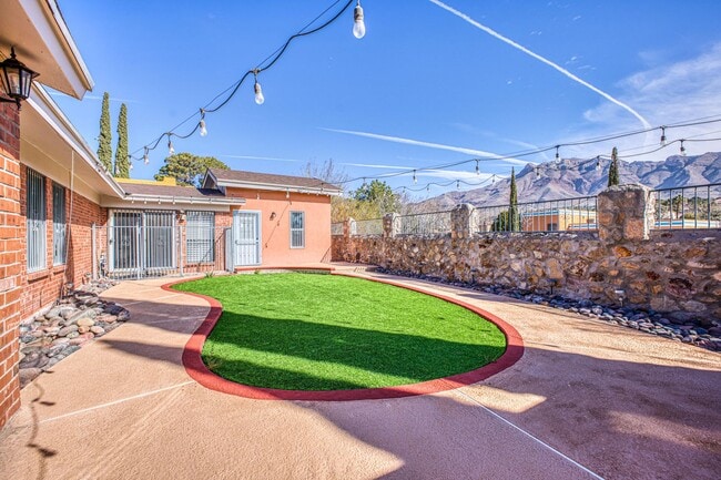 Building Photo - Beautiful House with 4 bed - 2 baths - office & covered big Jacuzzi