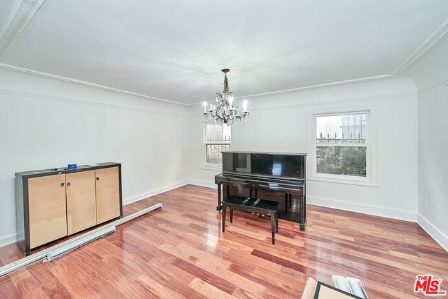 Building Photo - 757 S Norton Ave