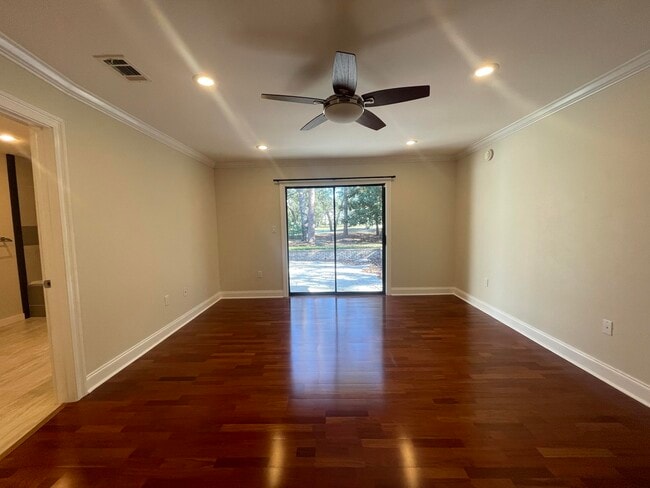 Building Photo - 1624 Oakmont Cir