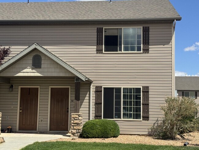 Building Photo - Charming 3 bed 2.5 bath townhome