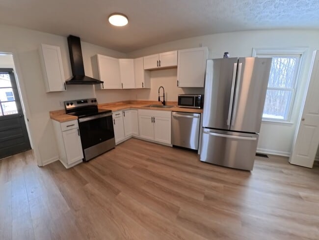 Building Photo - Adorable Home/Huge deck