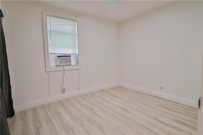 Building Photo - 61325 Holly Dr