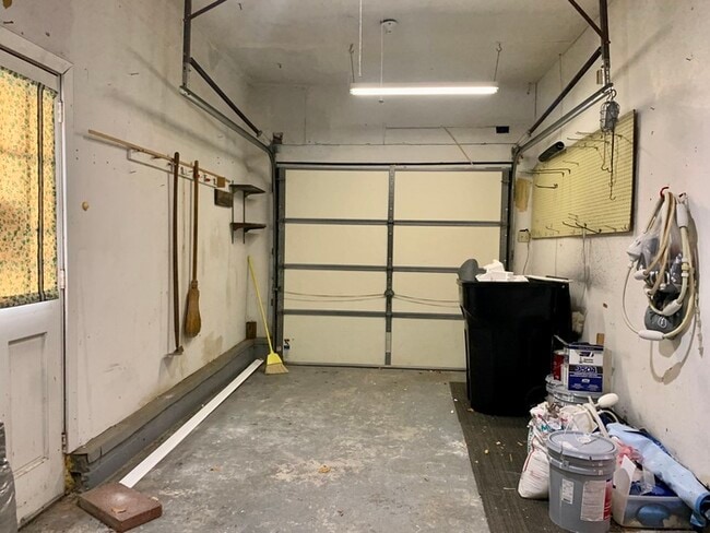 Building Photo - 3 BEDROOM HOME FOR RENT IN OAKWOOD FARMS!