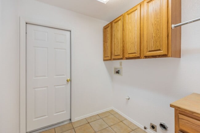 Building Photo - 3 Bedroom 2 Bath Home