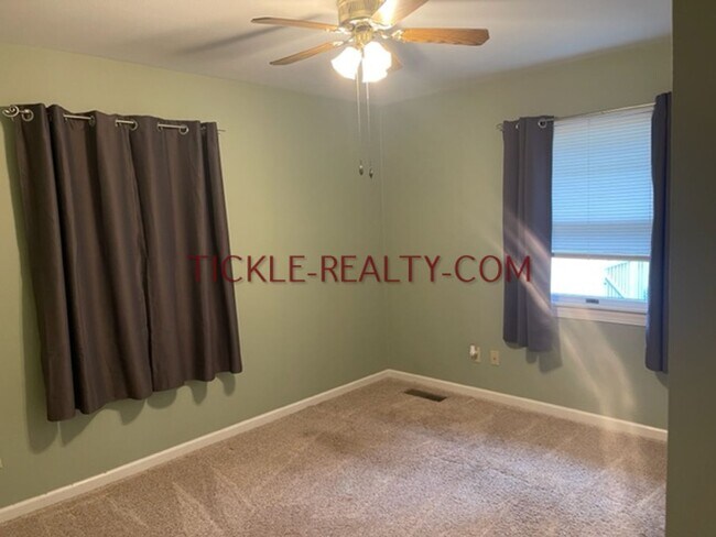 Building Photo - 3 Bedroom Ranch - Huge Garage - Fenced Yard