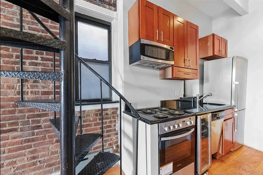 Building Photo - 724 Tenth Avenue