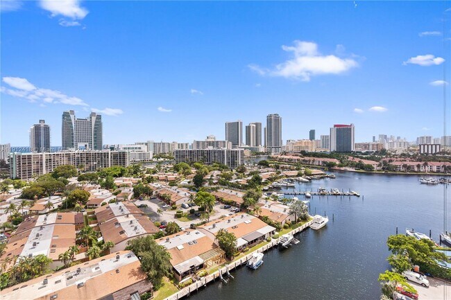 Building Photo - 2500 Parkview Dr