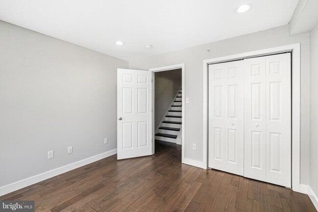 Building Photo - 2122 Sears St