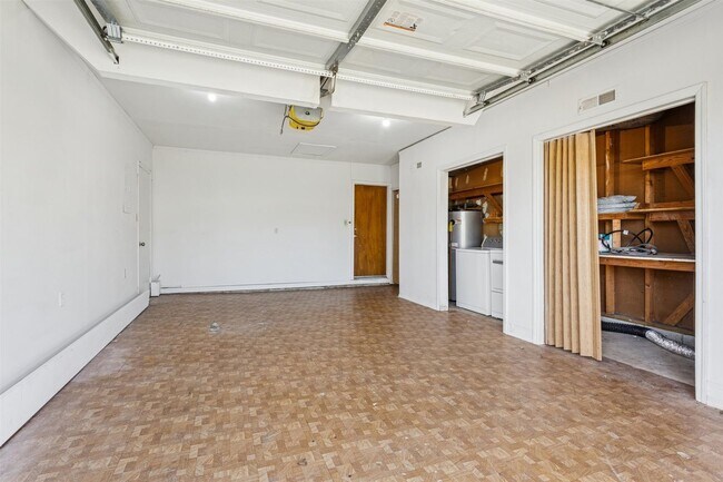 Building Photo - 3BR 2.5 BA Mid-Town Newport News