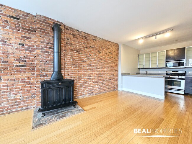 Building Photo - 2208 N Clark St