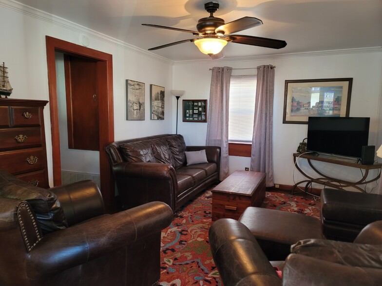 living room - 206 Kanawha Ave