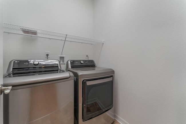 Building Photo - Beautiful & Spacious 4 Bedroom Home locate...