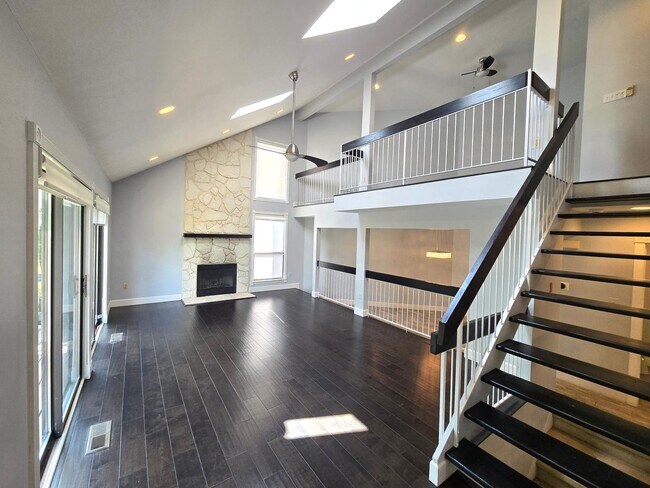 Building Photo - Amenities abound! Spacious, 2-bed & 2.5-ba...