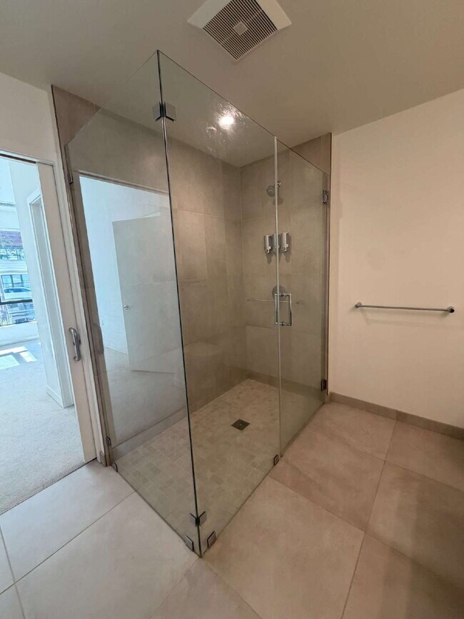 Building Photo - Luxurious Updated Condo in Dogpatch