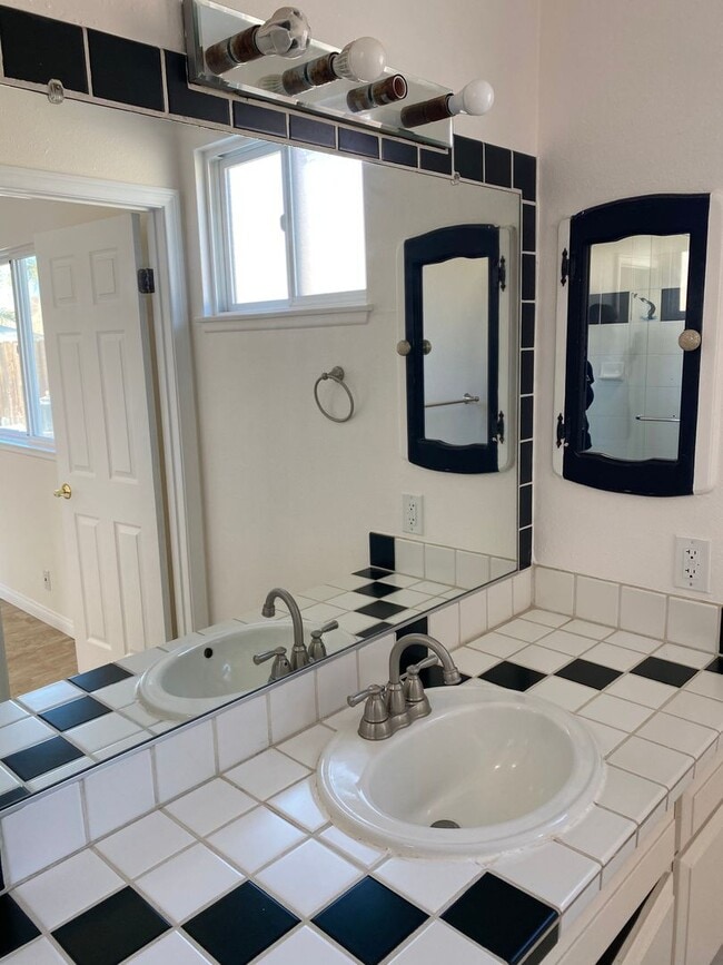 Building Photo - Remodeled 4 bed, 2 bath single story pool home