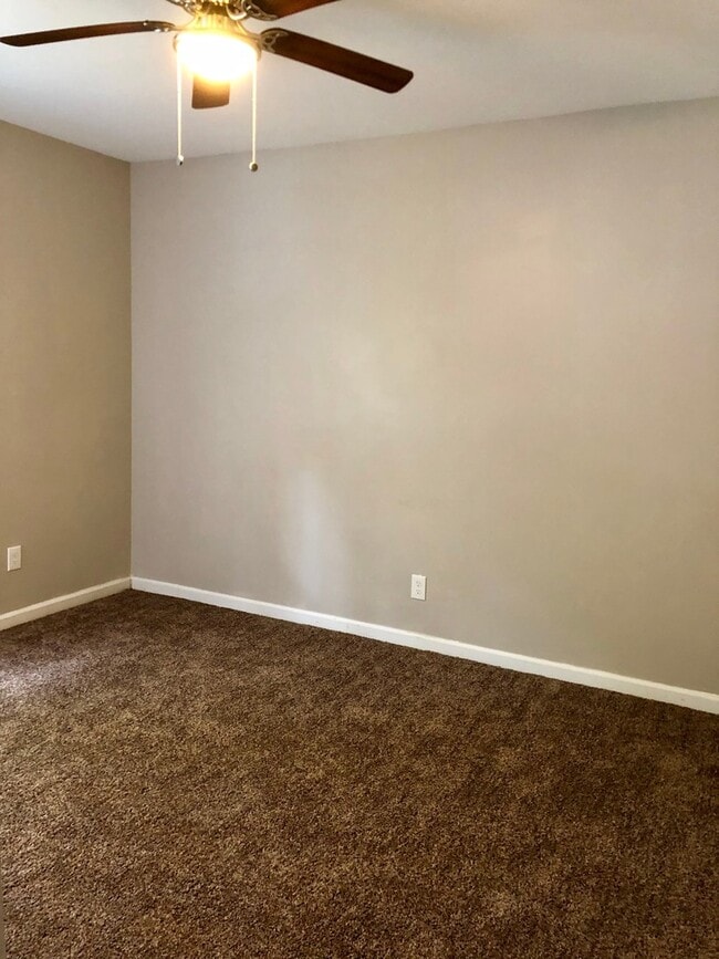 Building Photo - Completely renovated spacious single famil...