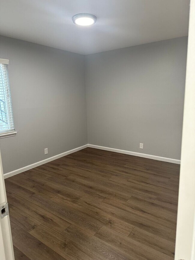 Building Photo - Beautifully updated 1/1 unit across the st...