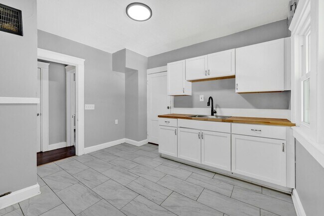 Building Photo - Reyburn