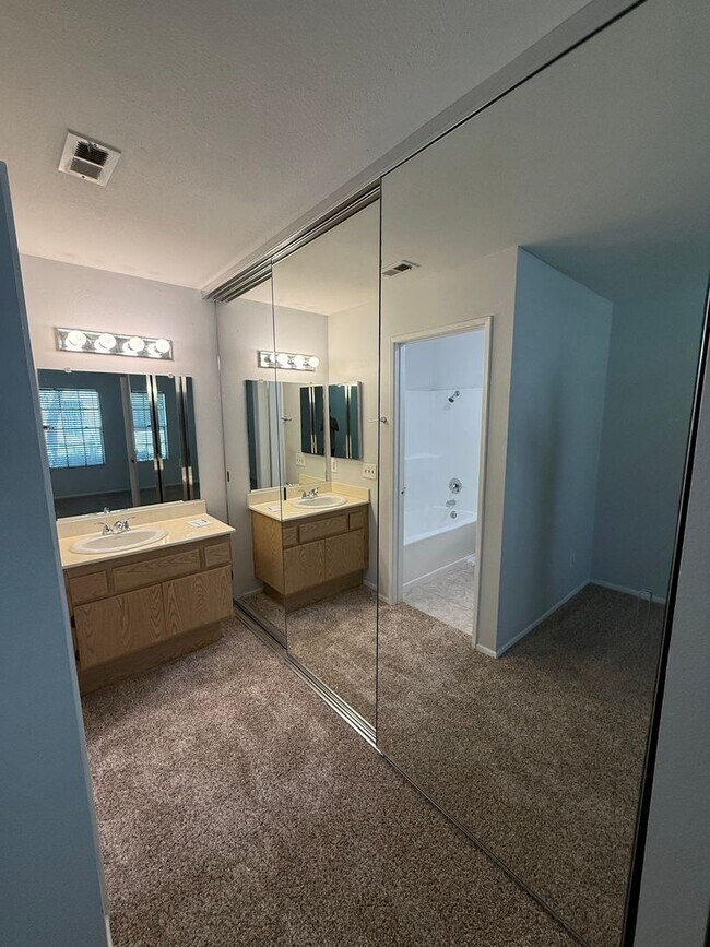 Building Photo - 1 Bed, 1 Bath Condo - Fireplace + Private ...