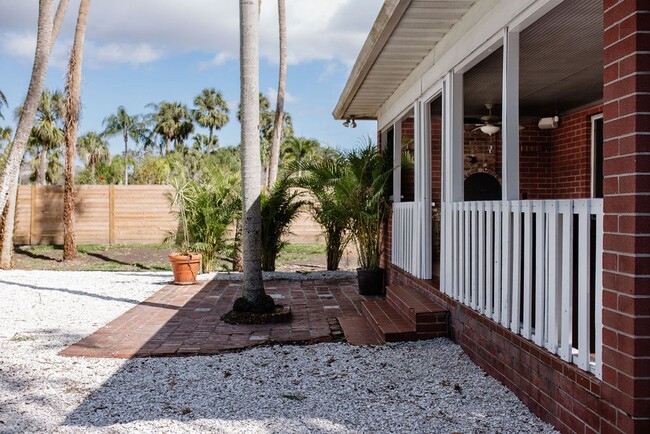 Building Photo - Riverfront Oasis in the City of Tampa!