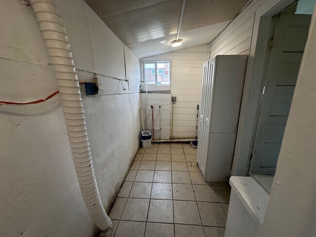 Building Photo - Spacious Home in Pulaski