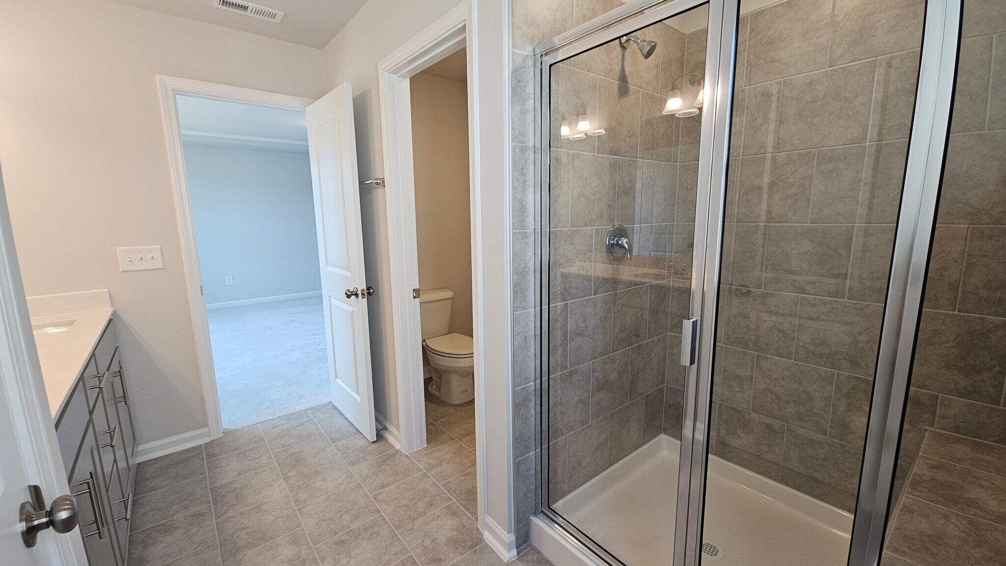 owner's suite bathroom - 2200 Cape May Ln
