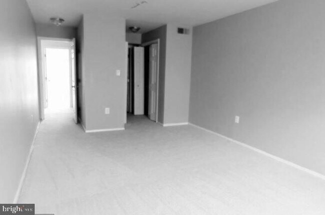 Building Photo - 5600 Bloomfield Dr