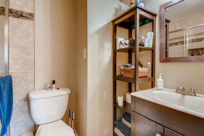 Building Photo - Great Lafayette Town Home! Great location ...