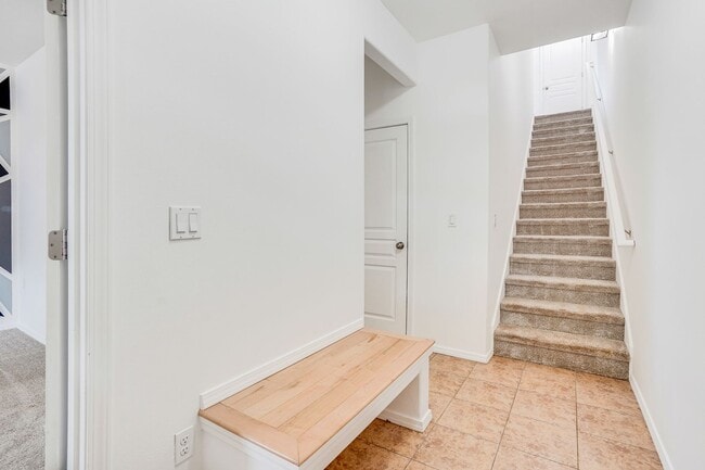 Building Photo - 3 bed, 3.5 bath townhouse in McKenzie Ridg...