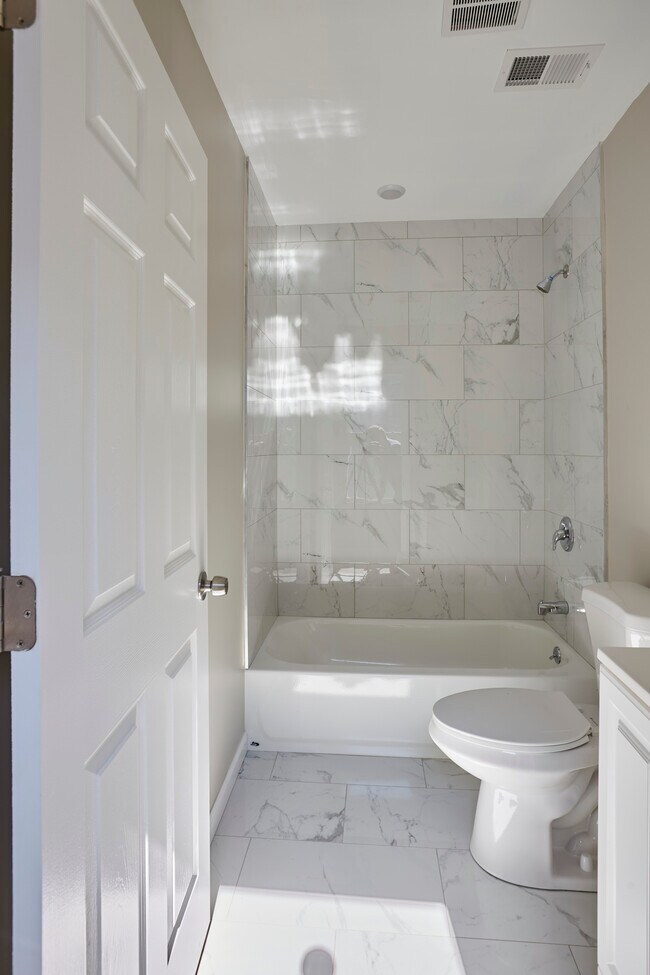 Building Photo - 5514 Woodland Ave