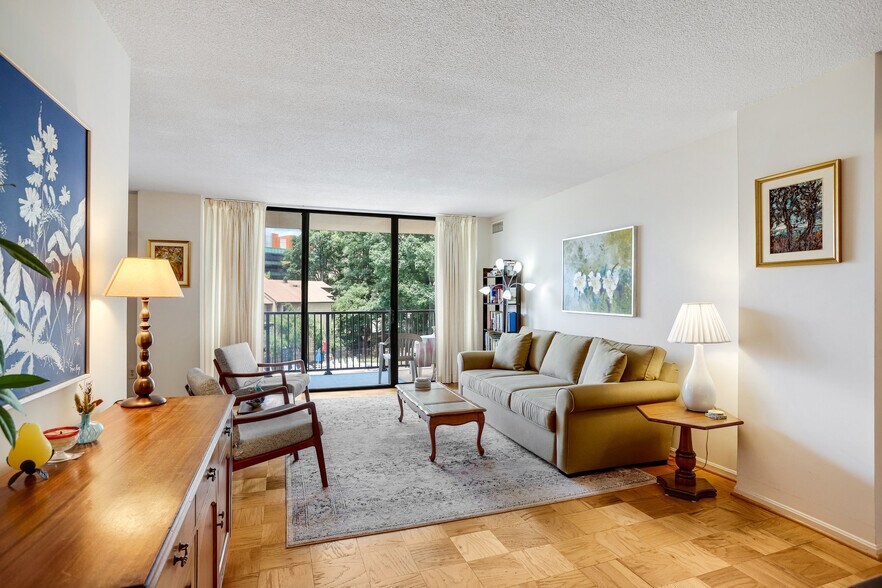 Spacious & bright living area leading to balcony - 118 Monroe St