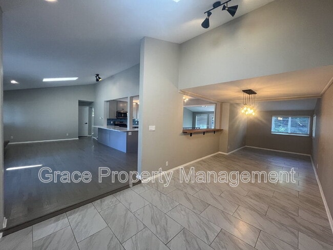 Building Photo - 4890 E Kansas Dr