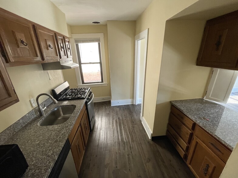 Kitchen - 943 Saint James St