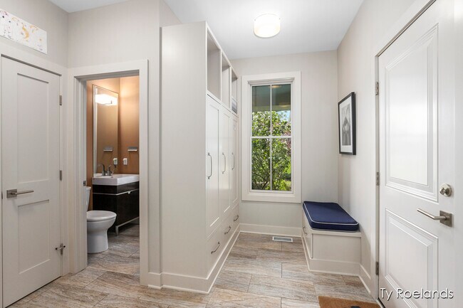 Building Photo - 3757 Lake Birch St NE