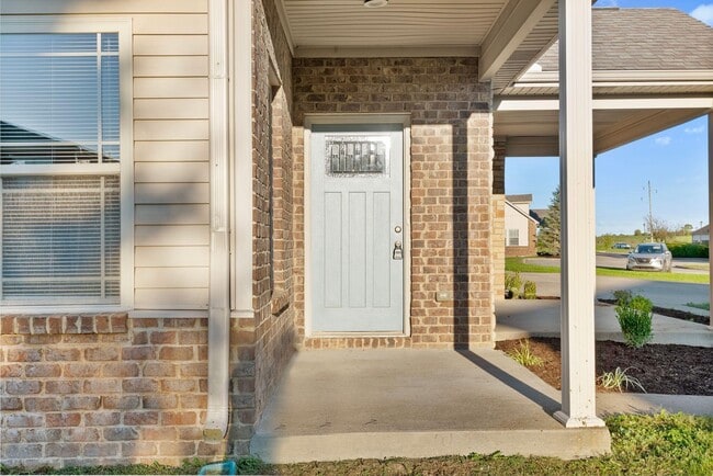 Building Photo - 585 Regency Cir