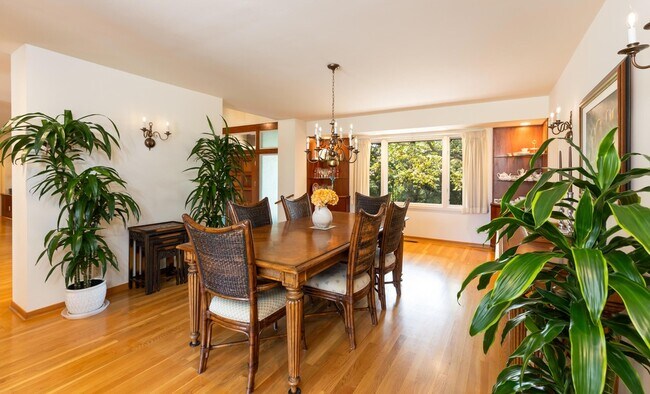 Building Photo - 375 Las Palmas Dr